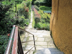 Botany, Walkway, Tree, Line, Garden, Plant, Architecture, Thoroughfare, Landscape, Nonbuilding Structure