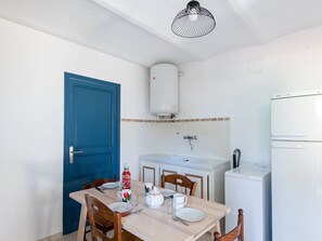Dining - Beautiful apartment for 6 people with WIFI, TV, terrace and pets allowed (Saint-cyr-sur-mer)