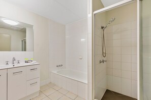 Bathroom - Rockhampton Riverside Central Hotel (Rockhampton)
