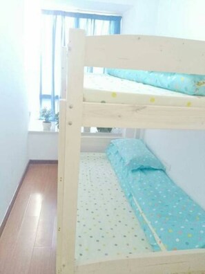 Dormitorio condiviso, per soli uomini, bagno condiviso | Vista dalla camera