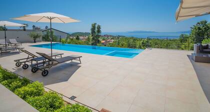 Wonderful private villa for 8 people with WIFI, A/C, private pool, hot tub, TV and terrace