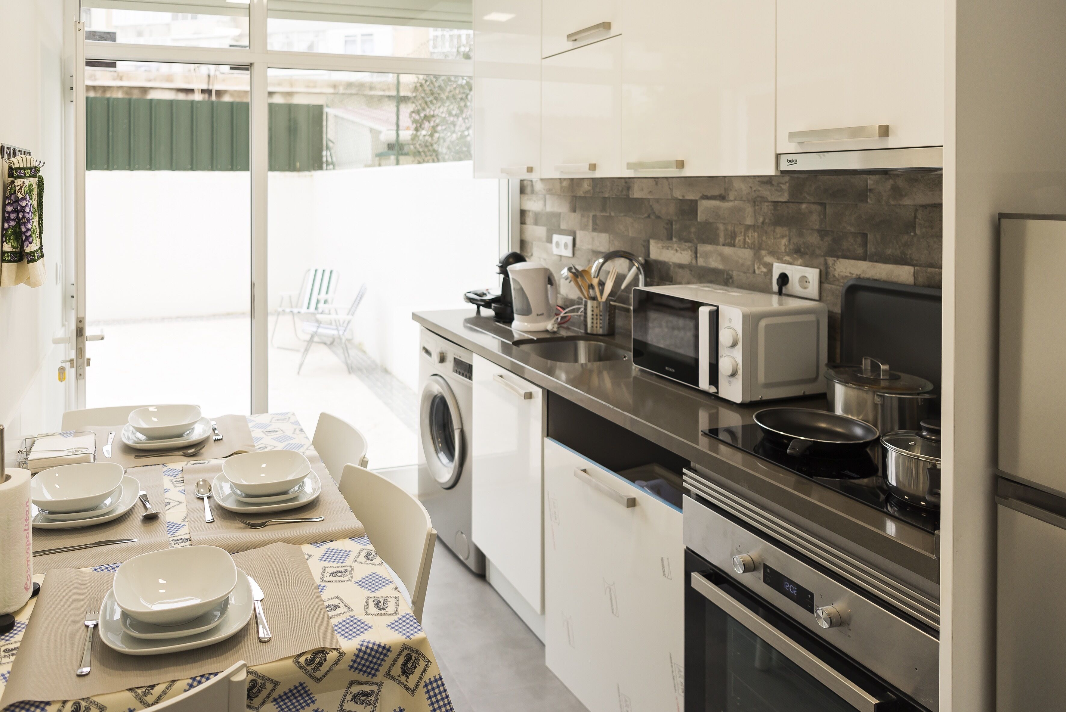 Geladeira, micro-ondas, fogão, cooktop