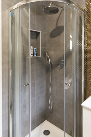 Ensemble douche/baignoire, sèche-cheveux, serviettes fournies, savon