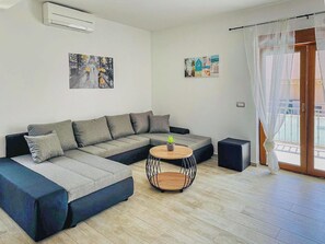 TV - Cosy apartment for 5 guests with private pool, WIFI, A/C, TV, terrace and pets allowed (Umag)