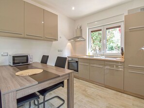 Microwave, oven - Lovely apartment for 5 guests with private pool, A/C, WIFI, TV, terrace and pets allowed (Umag)