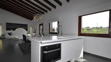 Een koelkast, een magnetron, een oven, een vaatwasser