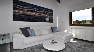 Een televisie en een stereo