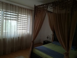2 makuuhuonetta, silitysrauta/-lauta, ilmaiset vauvansängyt