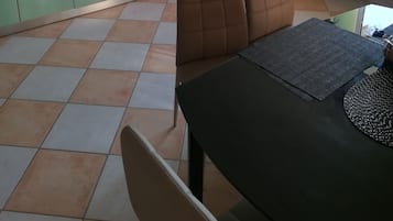 Căn hộ Deluxe, 2 phòng ngủ | Khu vực ăn uống tại phòng