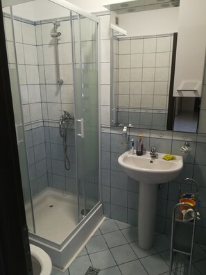 Luxury Apartment, 2 Bathrooms, Lake View | Bathroom | Combined shower/bathtub, deep-soaking bathtub, free toiletries - RamTur Apartament Mamaia (Constanta)