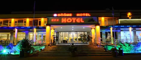 Façade de l’hébergement - soirée/nuit