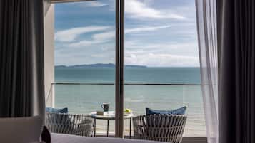 Deluxe Panoramic Seaview ( 24 Hours Use of Room ) | Vue sur la plage/lâocĂ©an
