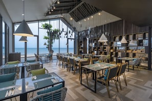 Aamiainen, lounas ja illallinen; kansainvälinen keittiö