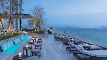 Bar en bord de piscine