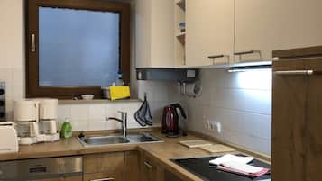 Junior Apartment | Dapur peribadi | Peti sejuk/penyejuk beku saiz penuh, ketuhar gelombang mikro, ketuhar