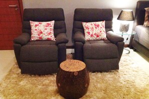 Studio (No Kitchen) | Área de estar | TV de tela plana