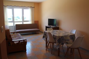 Apartment, 2 Bedrooms, Terrace, Oceanfront | Private kitchen | Full-size fridge, microwave, oven, stovetop - Apartamentos Los Gemelos (Foz)