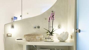 Huis, 2 slaapkamers (The Queen's House) | Badkamervoorzieningen | Een bubbelbad, een haardroger, badjassen, pantoffels