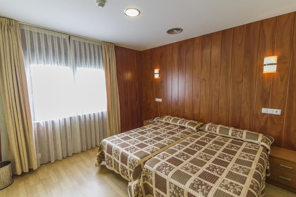 double room | 1 bedroom, minibar, in-room safe, desk