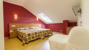 1 dormitorio, minibar, caja fuerte y escritorio