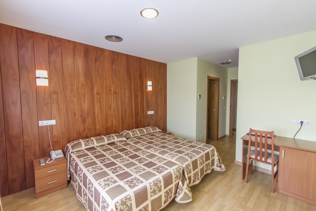 double room | 1 bedroom, minibar, in-room safe, desk