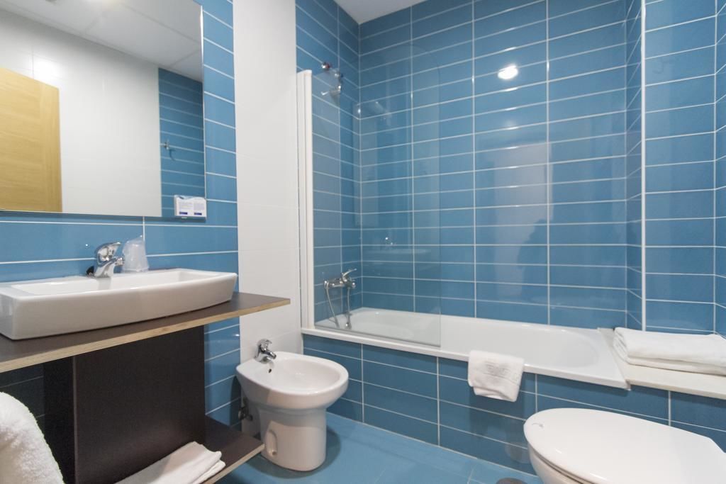 double room | bathroom | combined shower/bathtub, free toiletries, hair dryer, bidet