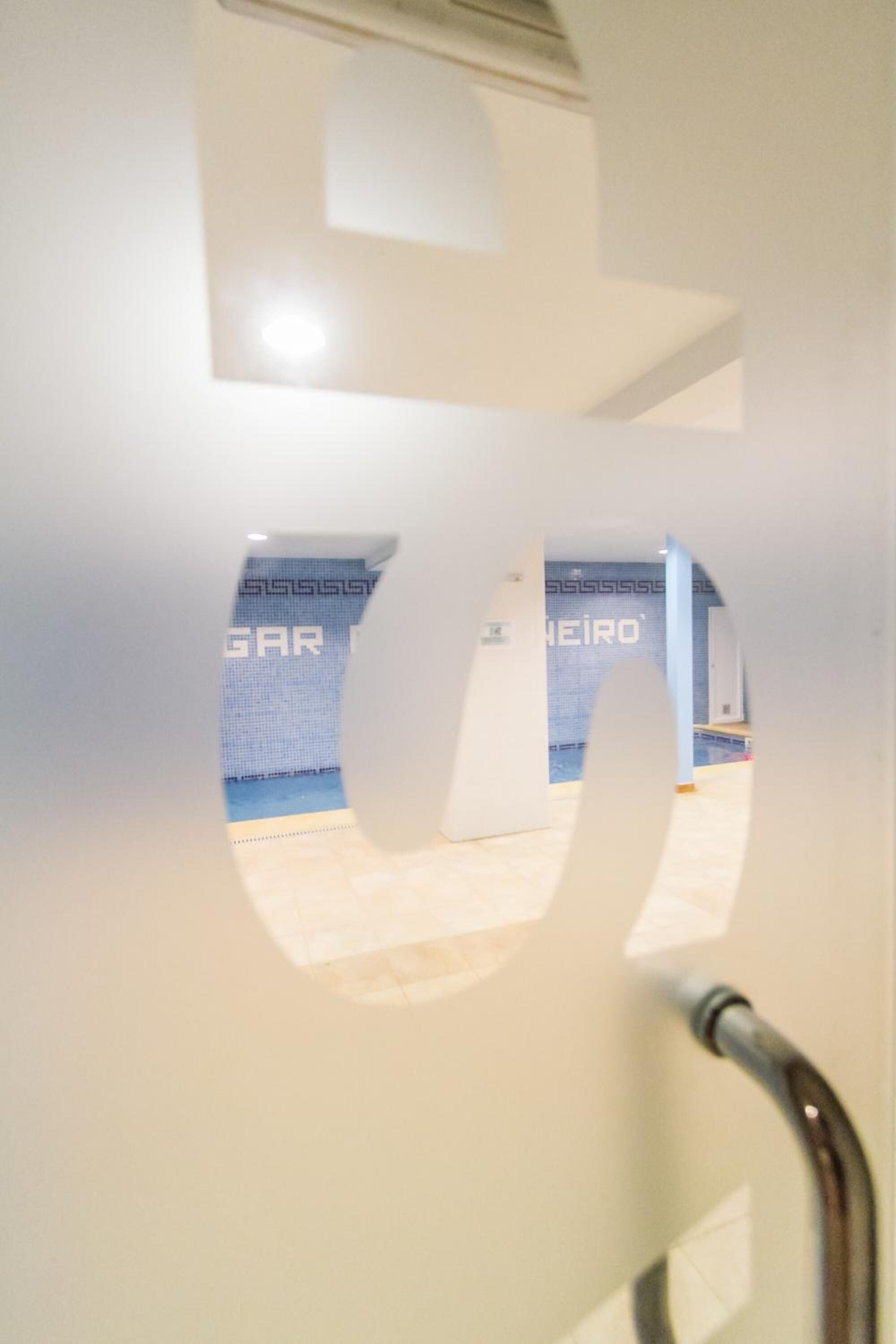 Combined shower/bathtub, free toiletries, hair dryer, bidet