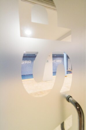 Ensemble douche/baignoire, articles de toilette gratuits, sèche-cheveux