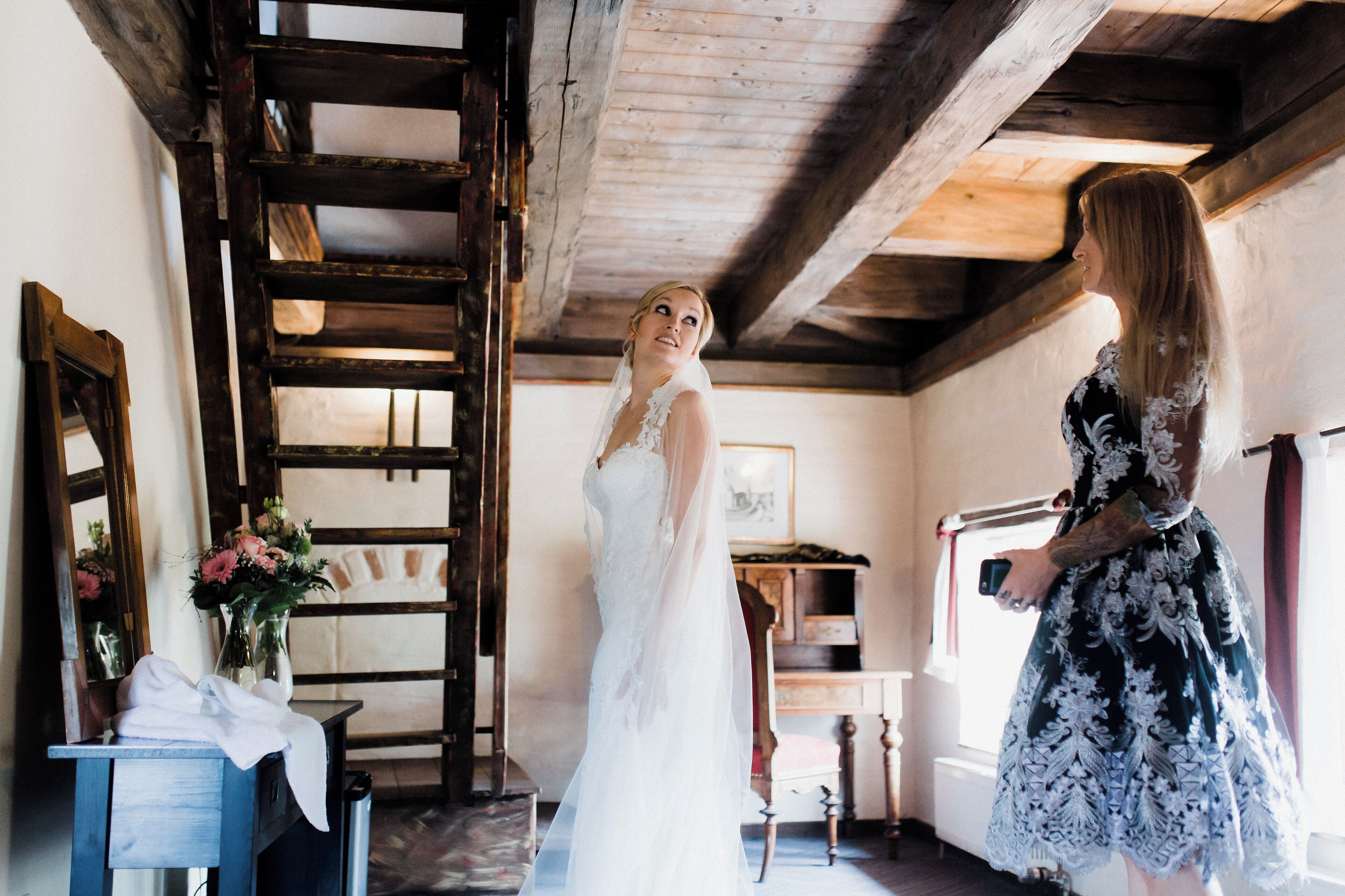 خزنة داخل الغرفة ومكتب ومكواة/لوح كي وأسرّة أطفال/رضّع