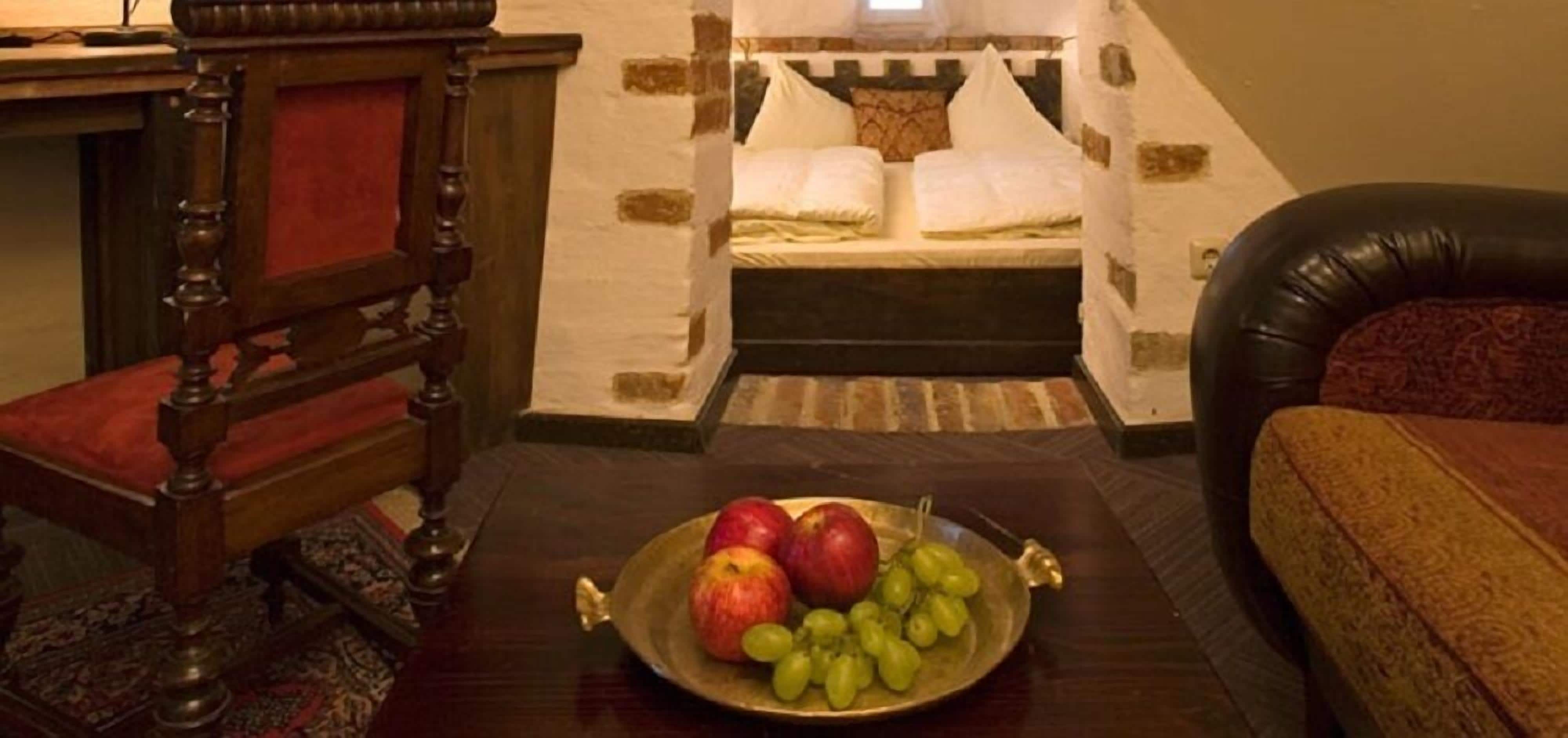 客房内保险箱、办公桌、熨斗/熨板、婴儿床