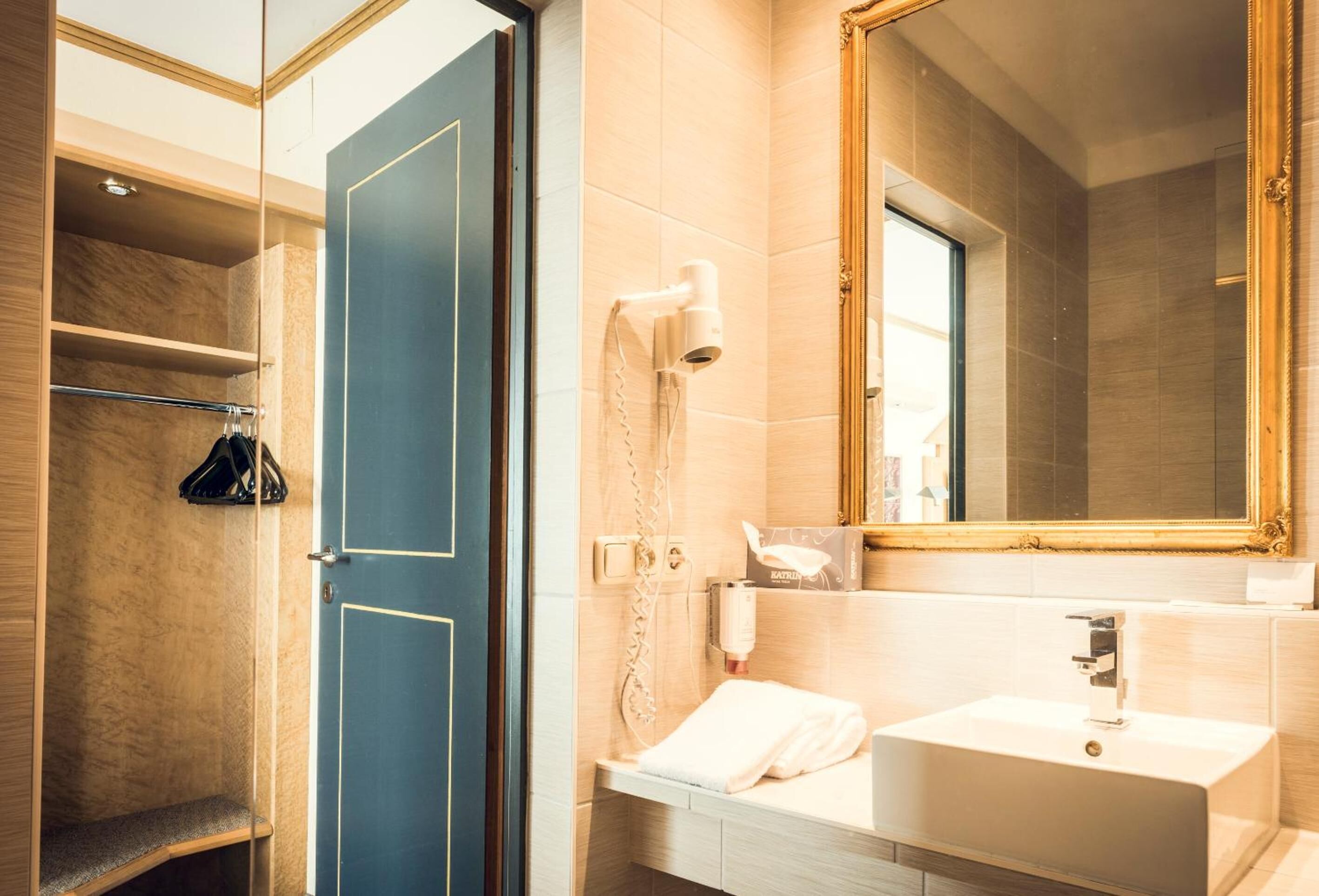 double room | bathroom | shower, free toiletries, hair dryer, towels