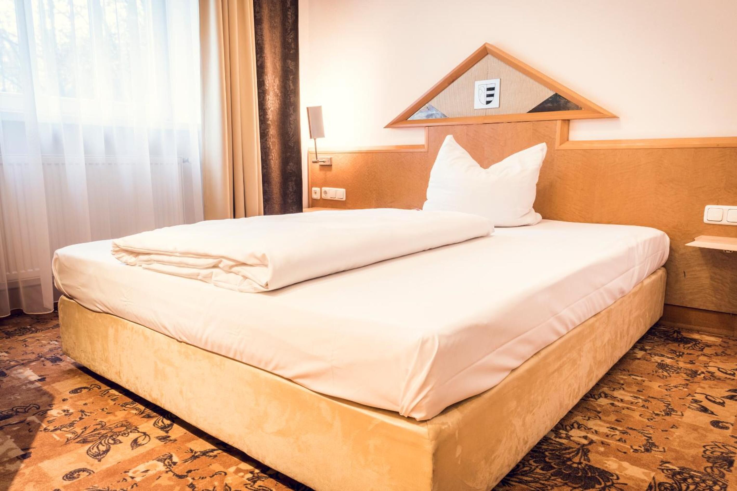 In-room safe, desk, iron/ironing board, cribs/infant beds