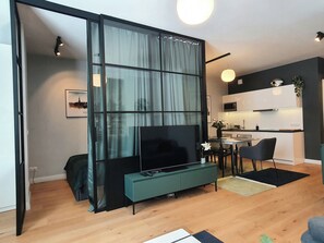 En 50-tommers Flatskjerm-TV med kabel-kanaler samt TV