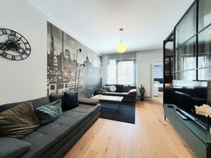 Leilighet – deluxe, 1 soverom, byutsikt | Oppholdsområde | En 50-tommers Flatskjerm-TV med kabel-kanaler samt TV