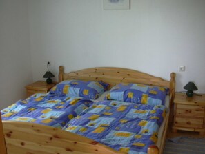 2 bedrooms, travel crib, bed sheets