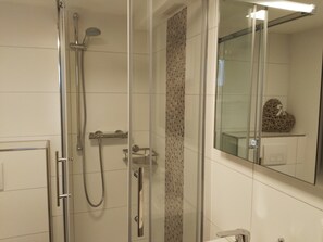 Apartment, 1 Schlafzimmer (Prestige 2) | Dusche im Bad