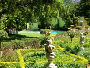 Hồ bơi ngoài trời, mở cửa từ 6:00 đến 20:00, ghế dài tắm nắng 