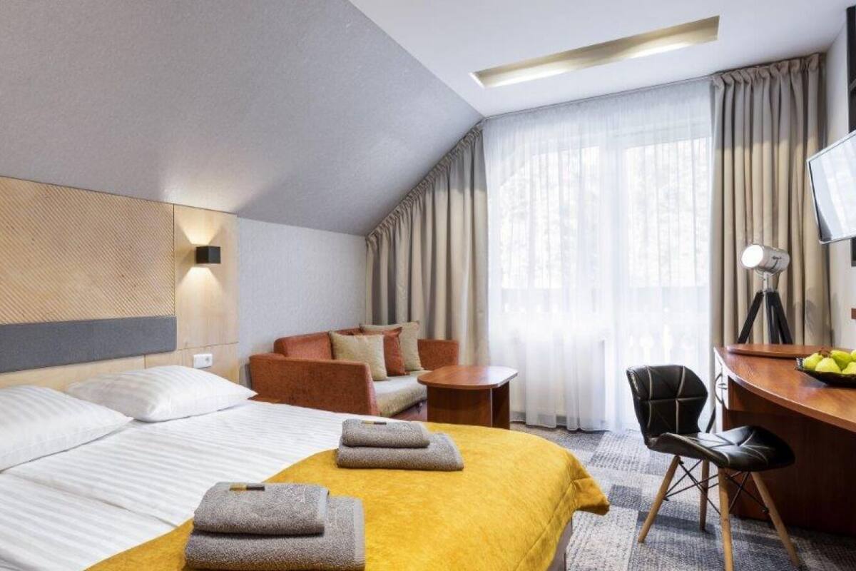 Een bureau, gratis wifi, beddengoed