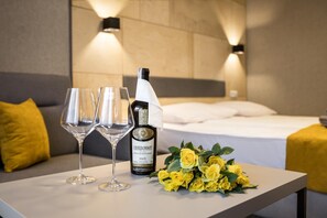 Escritorio, wifi gratis y ropa de cama 