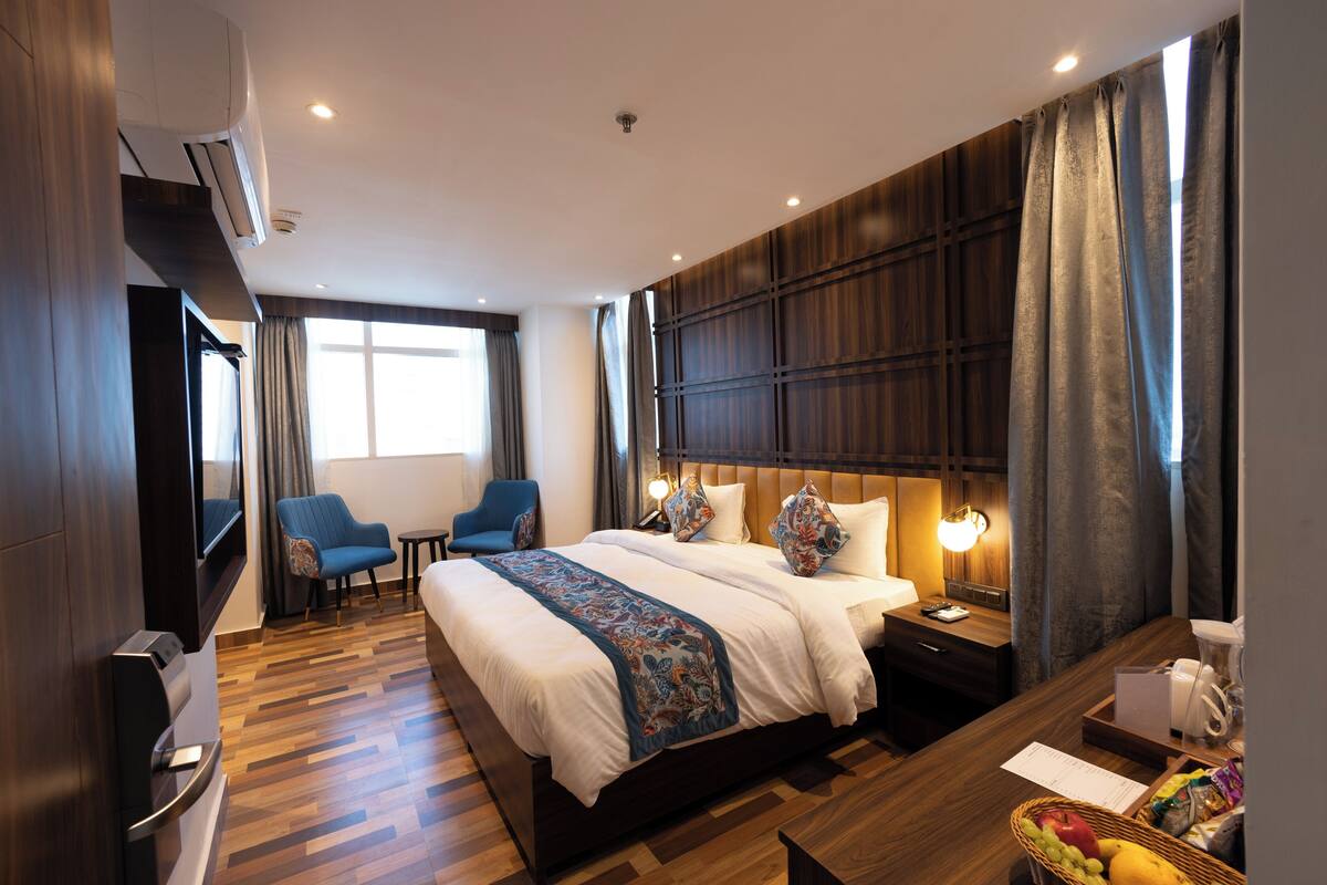 Caja de seguridad en la habitación y cortinas blackout