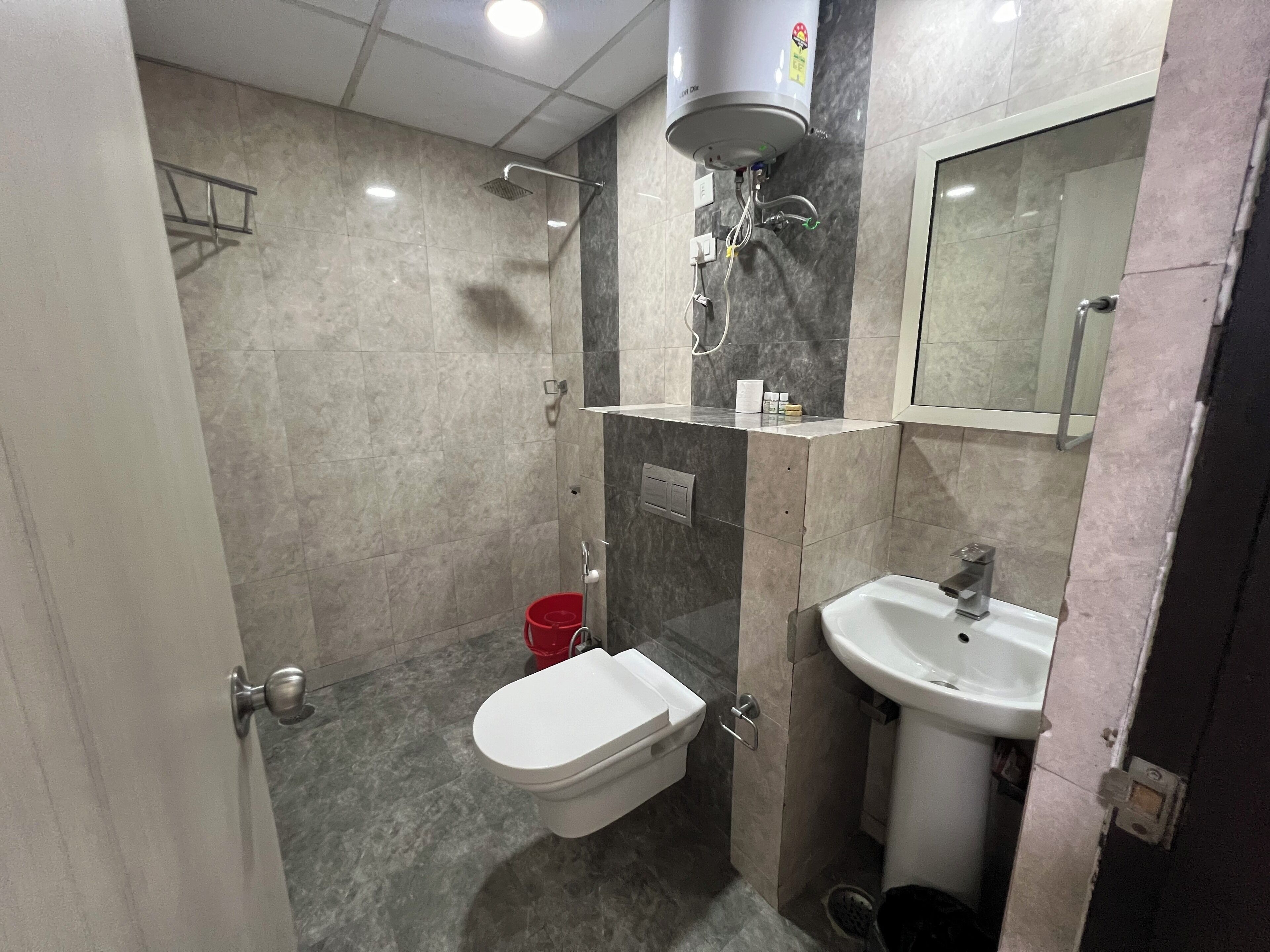 Ein kleines Badezimmer mit Toilette, Waschbecken und Dusche.