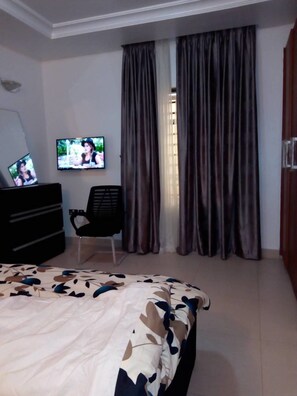 Deluxe Apartment, 3 Bedrooms | Desk, blackout drapes, iron/ironing board, free WiFi - Reeve Court Apartment (Lagos)