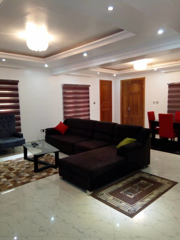 Deluxe Apartment, 3 Bedrooms | Living area | Plasma TV - Reeve Court Apartment (Lagos)