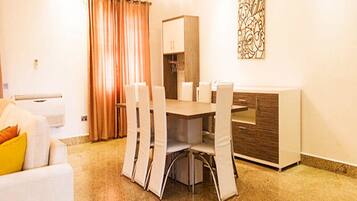 Apartamento standard, 2 quartos | Opções para refeição no quarto