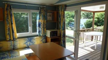 Comfort stacaravan (4/6 persons) | Woonkamer | Een flatscreentelevisie