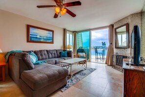 Fernseher, Kamin, DVD-Player