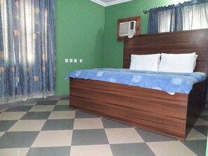 Deluxe Room, 1 Queen Bed | Desk, laptop workspace, bed sheets