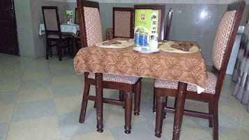 Phục vụ bữa sáng, bữa trưa và bữa tối