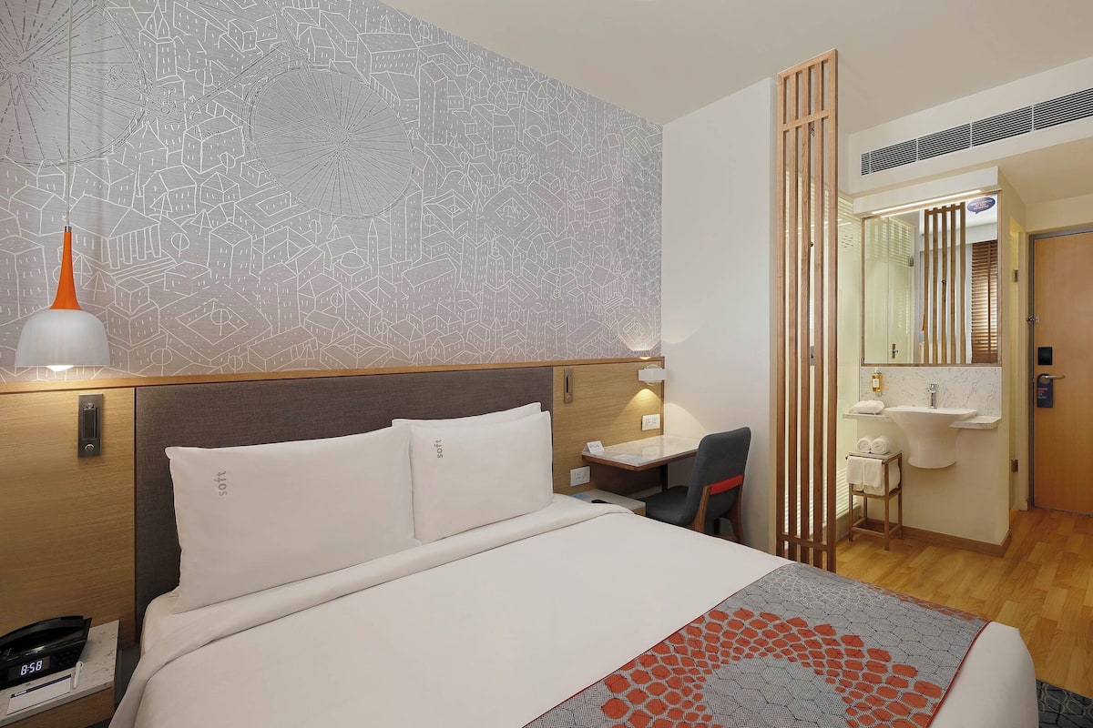Hypo-allergenic bedding, in-room safe, blackout curtains