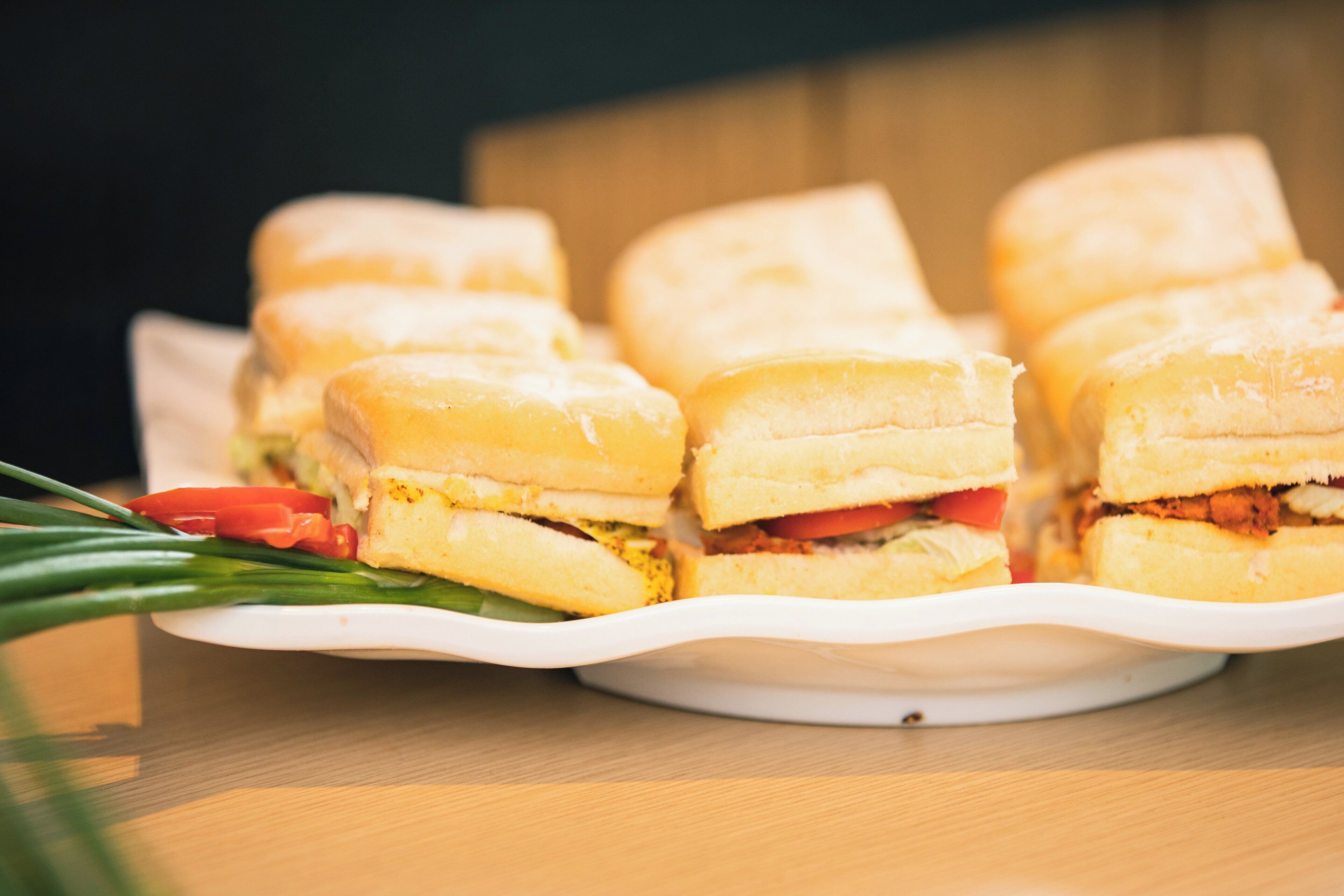 Une assiette de sandwichs dont on peut voir la garniture.